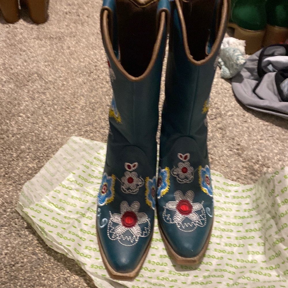 Boots, size 5 ladies/big girls. Teal with flowers, gently used. Very pretty.